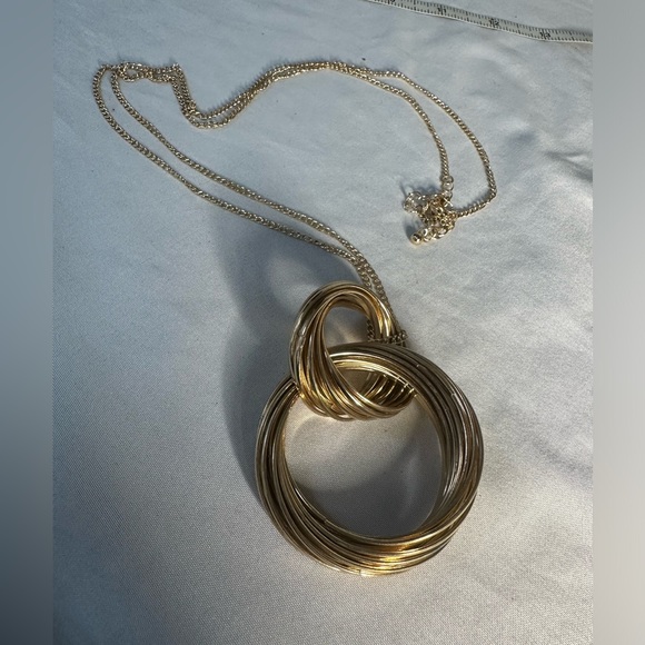 Long modern goldtone chain and circles necklace - Picture 3 of 7